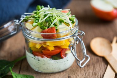 Bir kavanoz ıspanak, elma ve domates salatası