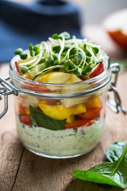 Bir kavanoz ıspanak, elma ve domates salatası