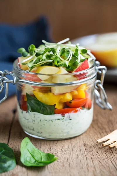 Salade van spinazie, apple en tomaat in een potje — Stockfoto