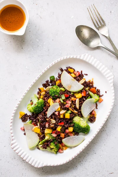 Thai Riceberry com salada de brócolis — Fotografia de Stock