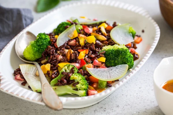 Brokoli Salatası ile Tay Riceberry — Stok fotoğraf