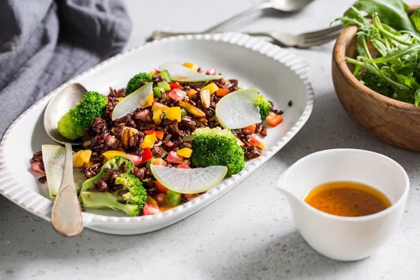 Riceberry tailandese con insalata di broccoli — Foto Stock