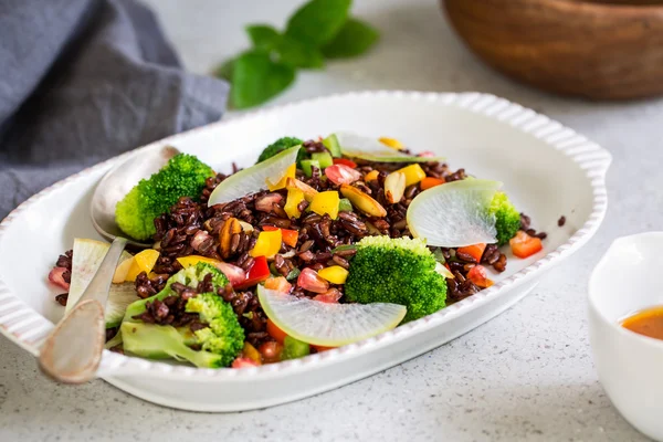 Thai Riceberry com salada de brócolis — Fotografia de Stock