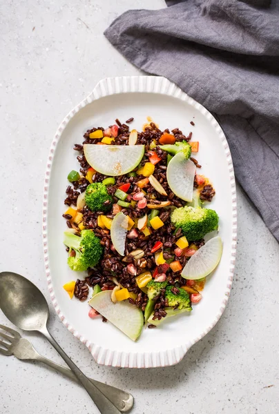 Thai Riceberry com salada de brócolis — Fotografia de Stock