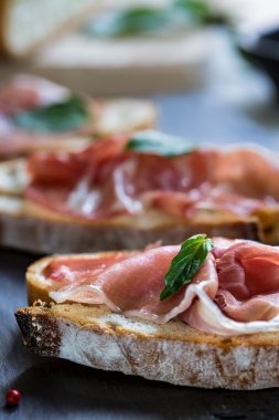 Yönetim kurulu hizmet üzerinde prosciutto Bruschetta