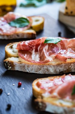 Yönetim kurulu hizmet üzerinde prosciutto Bruschetta