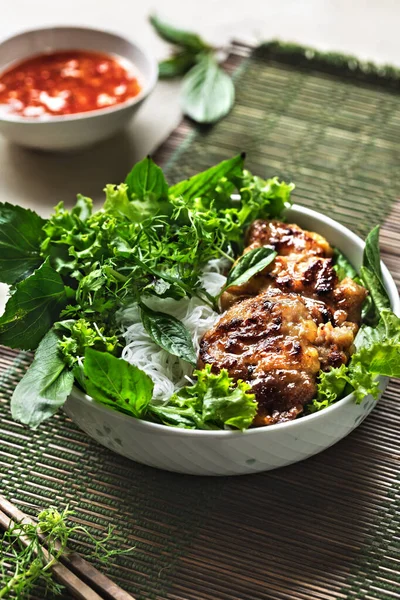 Vietnamese Rijstnoedels Met Gegrild Varkensvlees Verse Groenten Chilisaus — Stockfoto