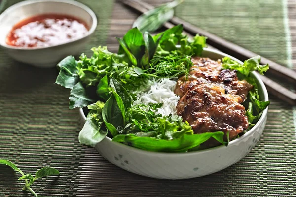 Vietnamese Rijstnoedels Met Gegrild Varkensvlees Verse Groenten Chilisaus — Stockfoto