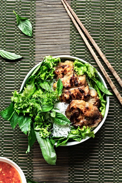 Macarrão Arroz Vietnamita Com Carne Porco Grelhada Legumes Frescos Molho — Fotografia de Stock