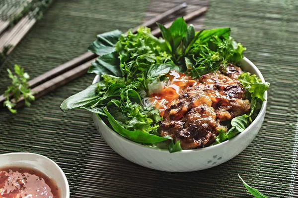 Vietnamese Rijstnoedels Met Gegrild Varkensvlees Verse Groenten Chilisaus — Stockfoto