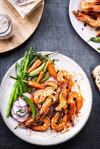 Garlic Herby Prawn Sauted Asparagus Baby Carrot Snap Peas Radish — Stock Photo, Image