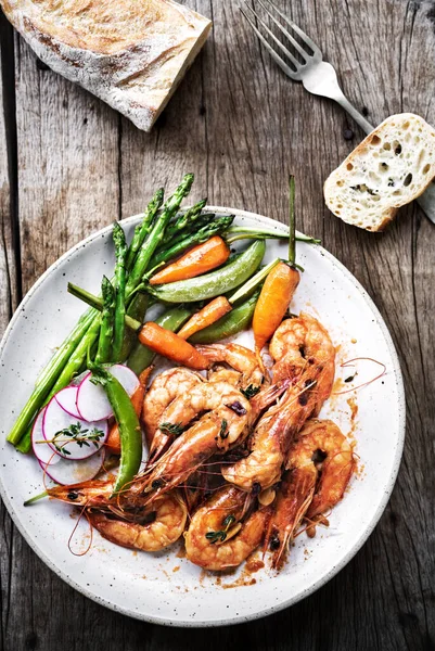 Garlic Herby Prawn Sauted Asparagus Baby Carrot Snap Peas Radish — Stock Photo, Image