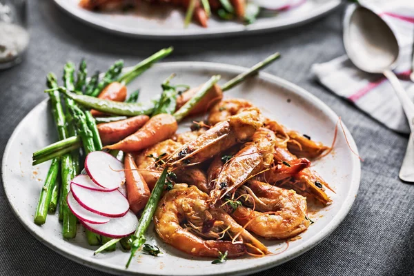 Ajo Gambas Herbáceas Con Espárragos Salteados Zanahoria Bebé Garbanzos Rábano Imagen de stock