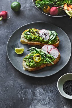 Turp salatalıklı Avokado püresi ve kızarmış ekmek.