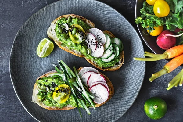 Puré Aguacate Con Tomate Pepino Rábano Sésamo Tostadas Fotos de stock libres de derechos