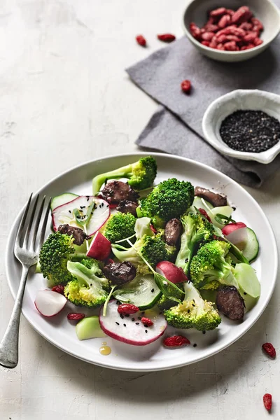 Rábano Brócoli Ensalada Morning Glory Sprout Con Ajo Balsámico Caramelizado Imágenes de stock libres de derechos