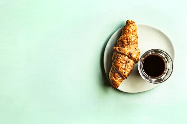 Croissant Manteiga Com Copo Café Preto — Fotografia de Stock