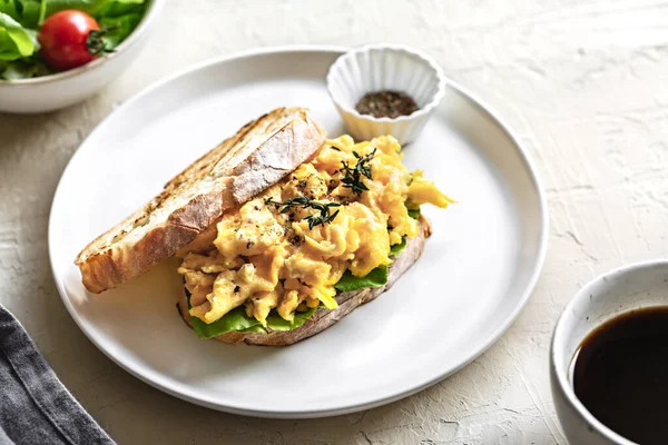 Scramble Egg Sandwich Com Salada Uma Xícara Café — Fotografia de Stock