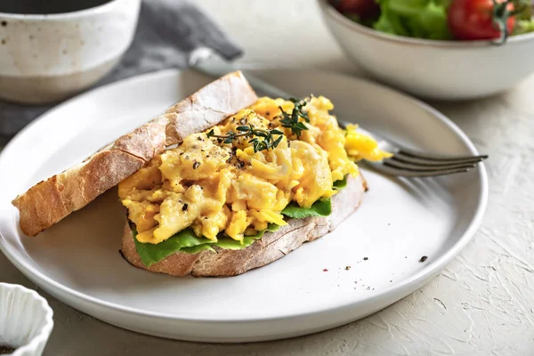 Sándwich Huevo Revuelto Con Ensalada Una Taza Café —  Fotos de Stock