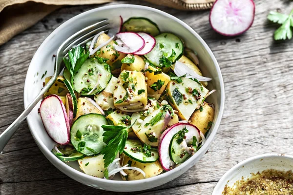 Kartoffel Mit Gurken Rettich Salat Einer Schüssel — Stockfoto