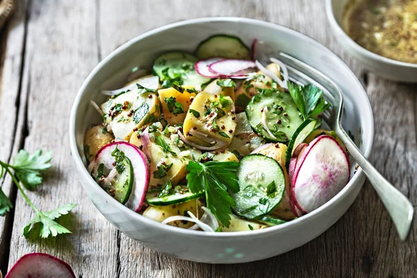 Potatis Med Gurka Rädisa Sallad Skål — Stockfoto