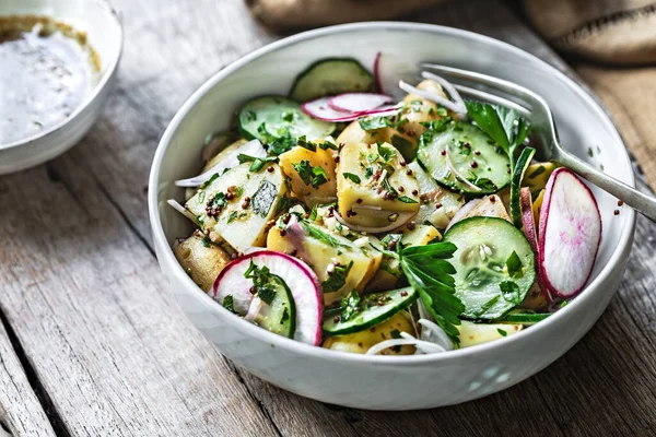 Batata Com Pepino Salada Rabanete Uma Tigela — Fotografia de Stock