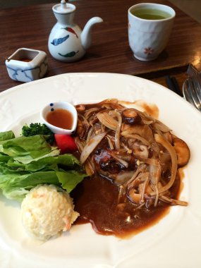 sığır eti burger mantar sos sos ile