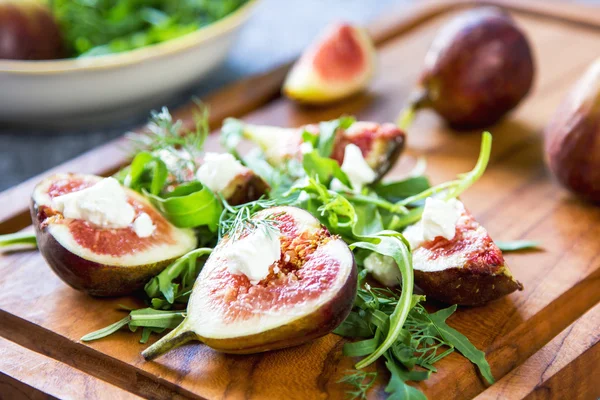 Fico con formaggio di capra e insalata di rucola — Foto Stock