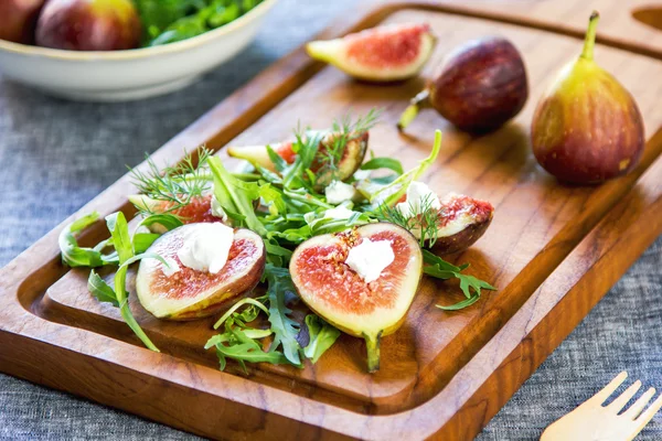 Fig com queijo de cabra e salada de foguete — Fotografia de Stock