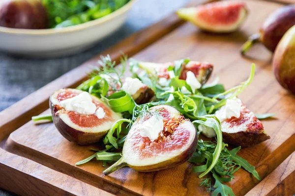 Fig met geitenkaas en rucola — Stockfoto