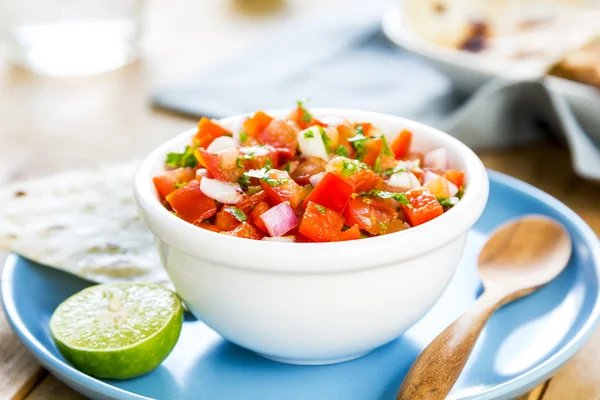 Salsa de tomates avec tortilla et pain grillé — Photo