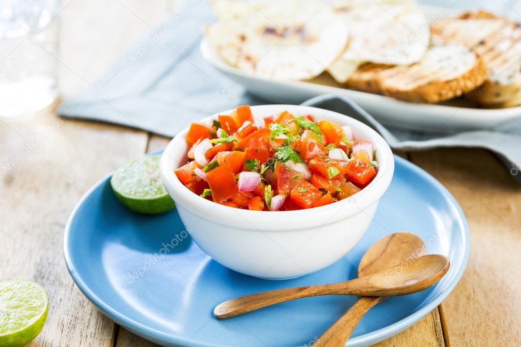 Tomaten-Salsa mit Tortilla und toast — Stockfoto © vanillaechoes #53979857