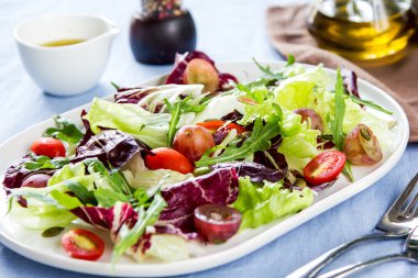 üzüm radicchio ve roket salata ile