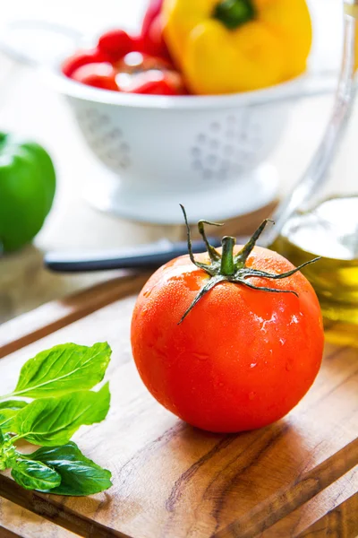 Tomato,Basil and Bell pepper on chopping board — Stock Photo, Image