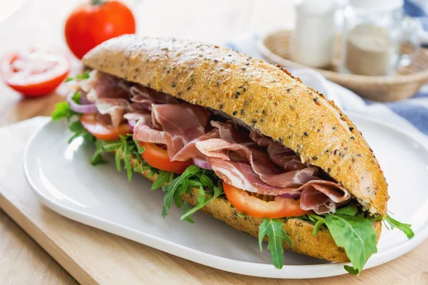 Prosciutto med raket på sesam baguette — Stockfoto