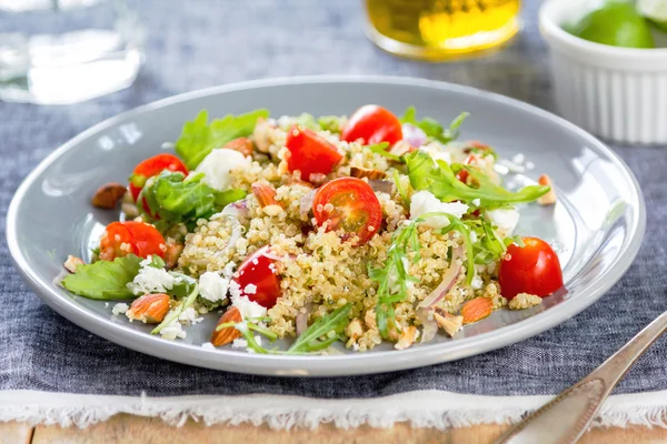 Quinoa com salada Feta e Rocket — Fotografia de Stock