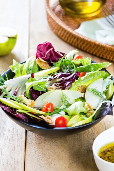 Mela con rucola e insalata di noci — Foto Stock