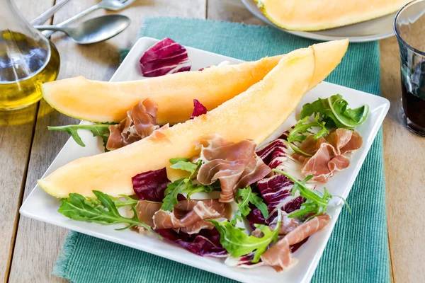 Prosciutto rakéta és sárgadinnye-saláta — Stock Fotó