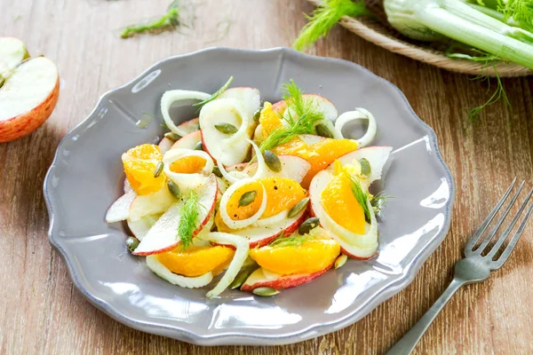 Orange Apple ve rezene salatası ile — Stok fotoğraf