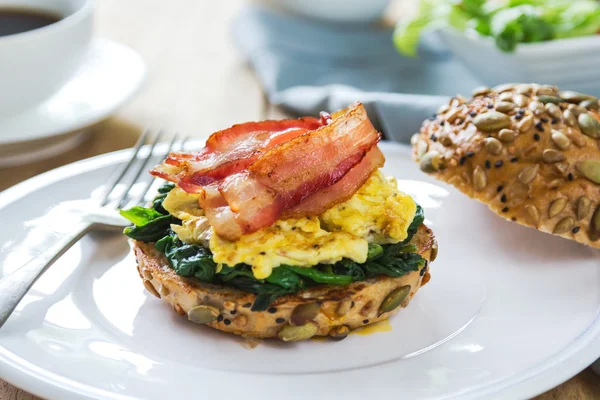 培根，鸡蛋和菠菜三明治早餐 — 图库照片