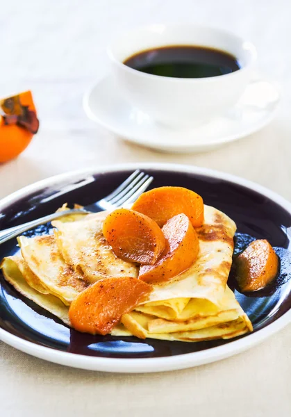 Crêpe mit gebratenem Kaki — Stockfoto