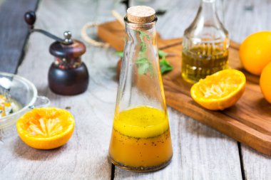 Haşhaş tohumu ile turuncu salata sosu
