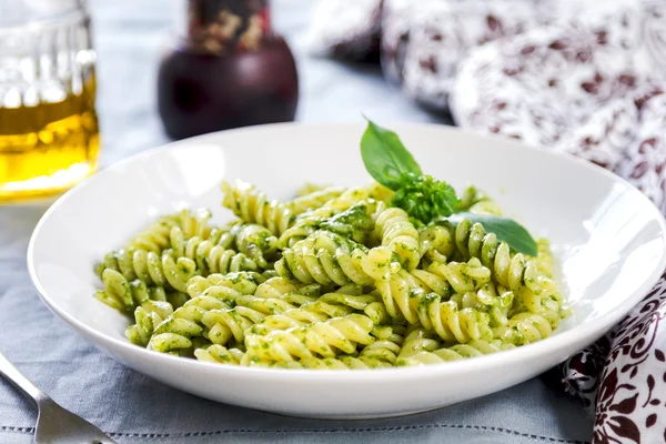 Fusilli in Pesto-Sauce — Stockfoto