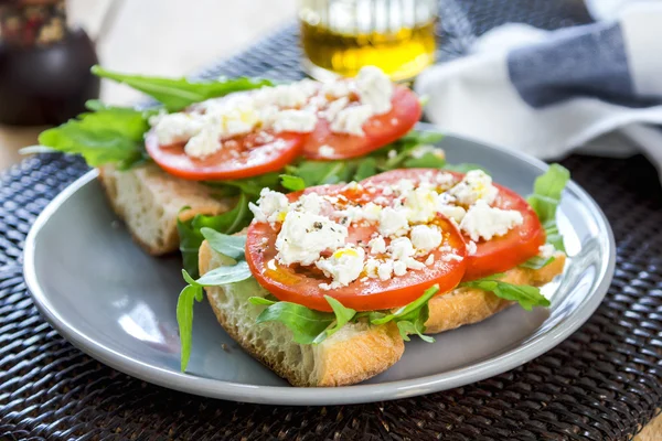 Feta con sándwich de tomate y cohete —  Fotos de Stock