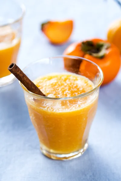 Caqui con batido de naranja —  Fotos de Stock