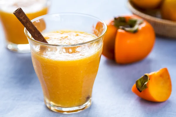 Cáqui com smoothie laranja — Fotografia de Stock