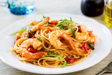 Spagetti karides ve domates ile