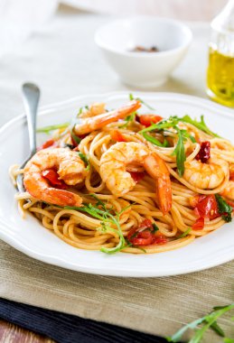 Spagetti karides ve domates ile