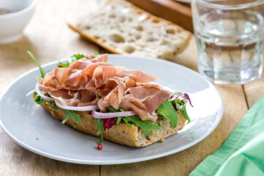 Prosciutto roket ve Turpla sandviç ile 