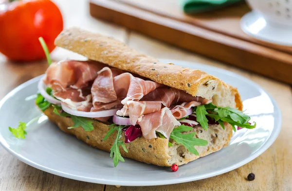 Prosciutto con rucola e sandwich al radicchio — Foto Stock